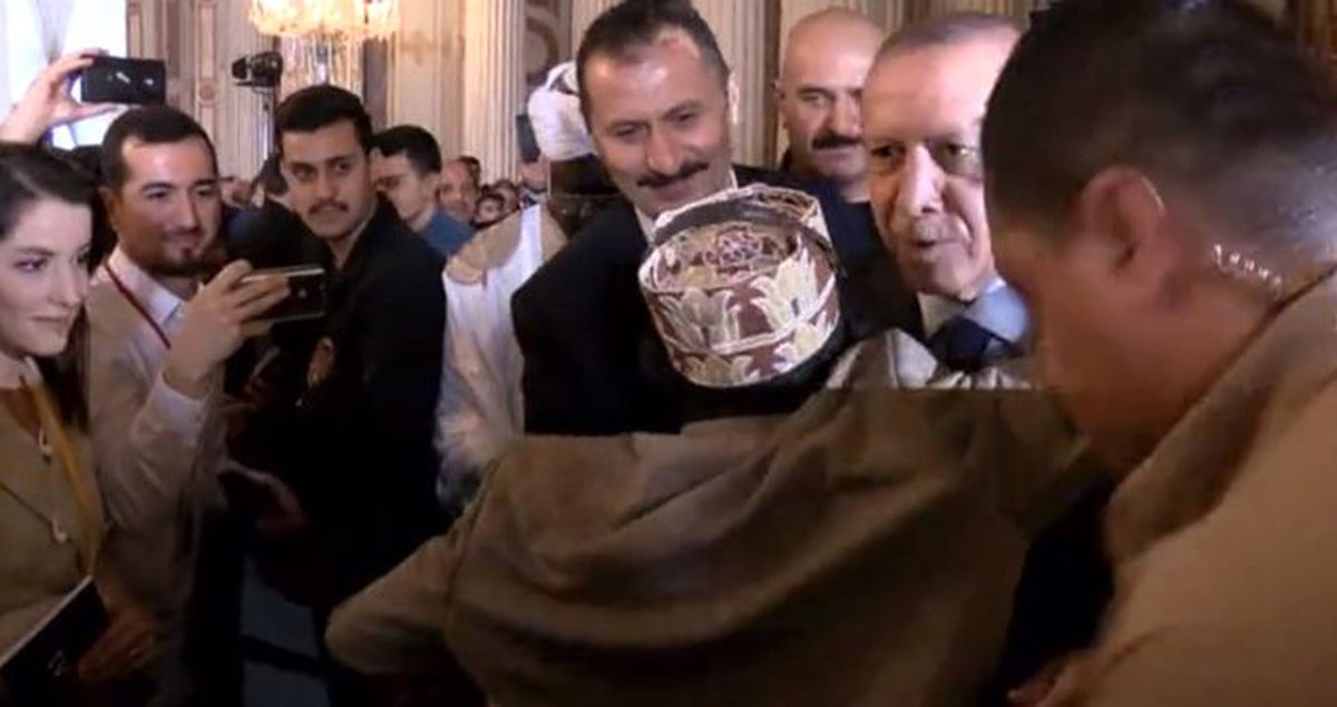 Erdoğan'ı şaşırtan sevgi! Kendine doğru çekip boynuna sarıldı