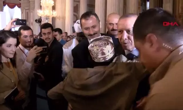 Erdoğan'ı şaşırtan sevgi! Kendine doğru çekip boynuna sarıldı Erdoğan'ı şaşırtan sevgi! Kendine doğru çekip boynuna sarıldı