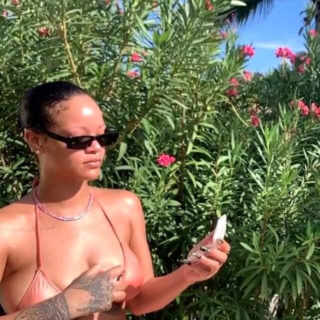 Güzel şarkıcı Rihanna, kendi çıkardığı aydınlatıcısını göğüsüne sürerek tanıttı