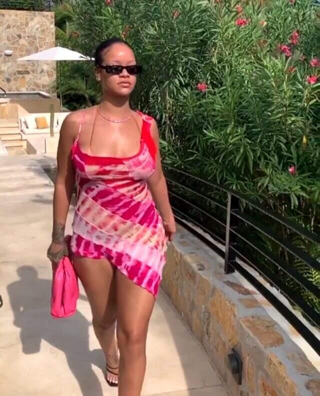Güzel şarkıcı Rihanna, kendi çıkardığı aydınlatıcısını göğüsüne sürerek tanıttı
