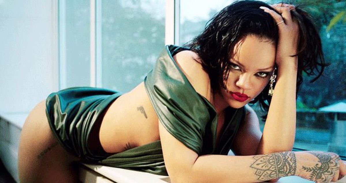 Güzel şarkıcı Rihanna, kendi çıkardığı kozmetik markasını göğüs şovuyla tanıttı