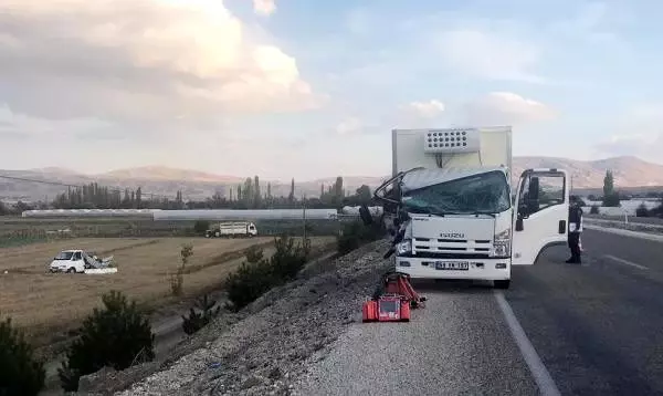 İki kamyonet çarpıştı: 1 ölü, 4 yaralı İki kamyonet çarpıştı: 1 ölü, 4 yaralı