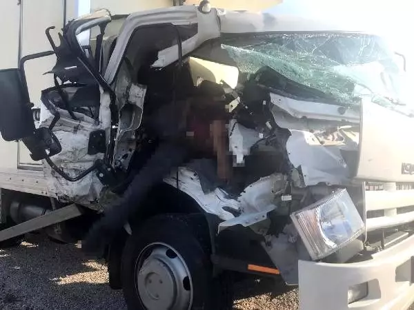 İki kamyonet çarpıştı: 1 ölü, 4 yaralı İki kamyonet çarpıştı: 1 ölü, 4 yaralı