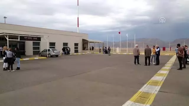 İspanya'dan ikincilik kupasını alan gençlere Türk bayraklı karşılama İspanya'dan ikincilik kupasını alan gençlere Türk bayraklı karşılama