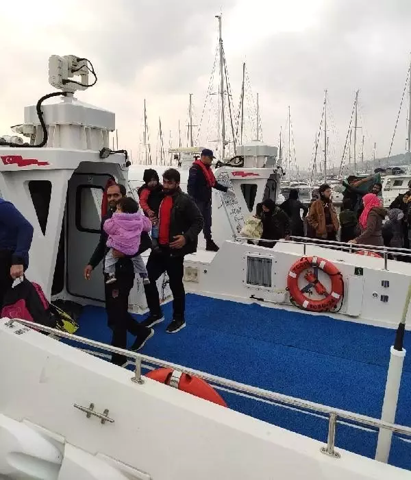 İzmir açıklarında 173 kaçak göçmen yakalandı İzmir açıklarında 173 kaçak göçmen yakalandı