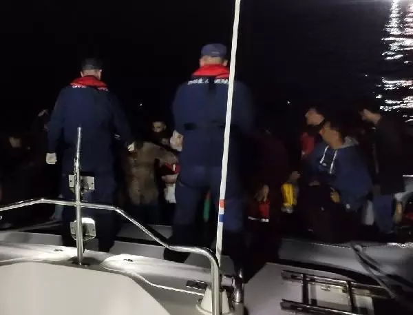 İzmir açıklarında 173 kaçak göçmen yakalandı İzmir açıklarında 173 kaçak göçmen yakalandı