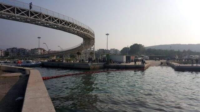 İzmir'de petrol türevi atıklar denizi kirletti, ekipler bölgede çalışma başlattı