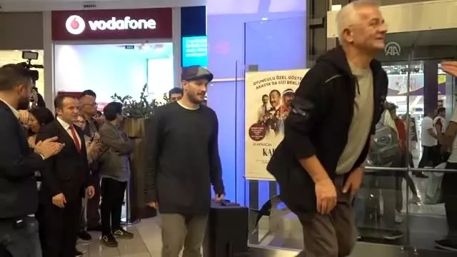 'Karakomik Filmler'in oyuncu ekibi seyirciyle buluştu 'Karakomik Filmler'in oyuncu ekibi seyirciyle buluştu