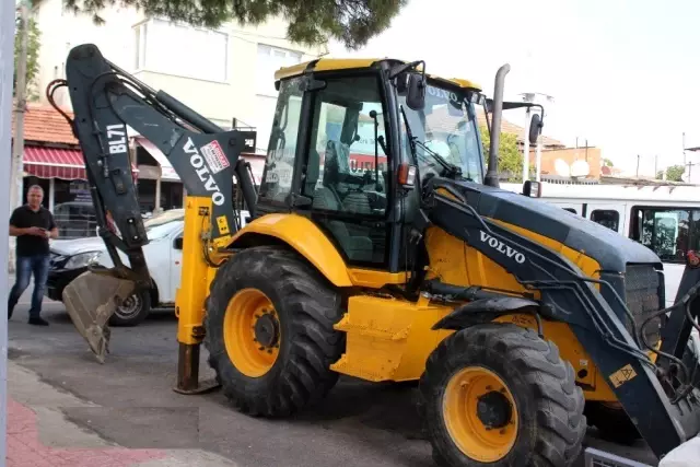 Karpuzlu Belediyesi 3 yıl sonra kayıp kepçesine kavuştu Karpuzlu Belediyesi 3 yıl sonra kayıp kepçesine kavuştu