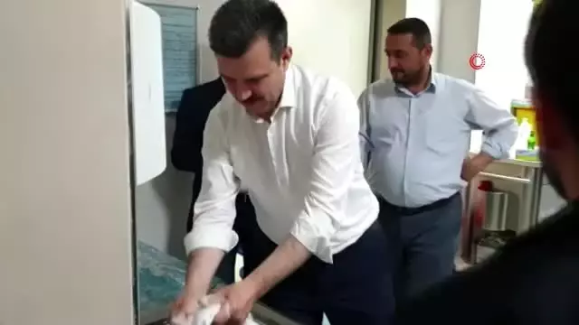 Kolu kırılan çocuğa milletvekili Mustafa Esgin müdahale etti Kolu kırılan çocuğa milletvekili Mustafa Esgin müdahale etti