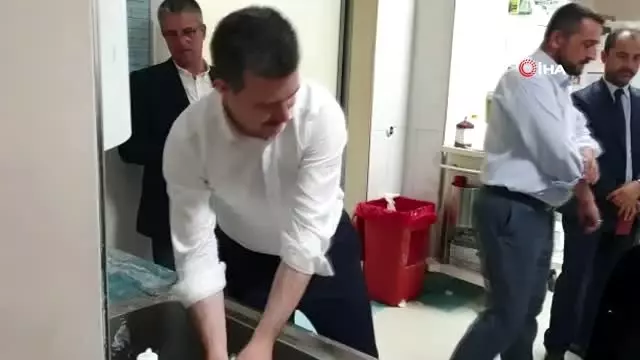 Kolu kırılan çocuğa milletvekili Mustafa Esgin müdahale etti Kolu kırılan çocuğa milletvekili Mustafa Esgin müdahale etti