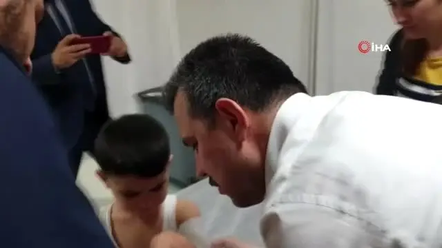 Kolu kırılan çocuğa milletvekili Mustafa Esgin müdahale etti Kolu kırılan çocuğa milletvekili Mustafa Esgin müdahale etti