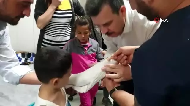 Kolu kırılan çocuğa milletvekili Mustafa Esgin müdahale etti Kolu kırılan çocuğa milletvekili Mustafa Esgin müdahale etti