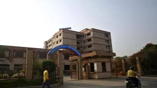 Kopyayı önlemek için öğrencilerin başına karton kutu geçiren kolejden özür