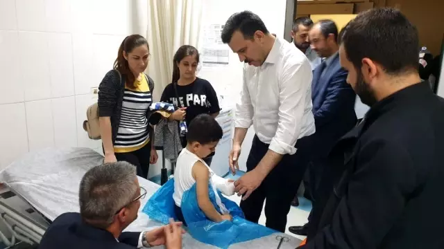Milletvekili Mustafa Esgin kolu kırılan çocuğu tedavi etti Milletvekili Mustafa Esgin kolu kırılan çocuğu tedavi etti