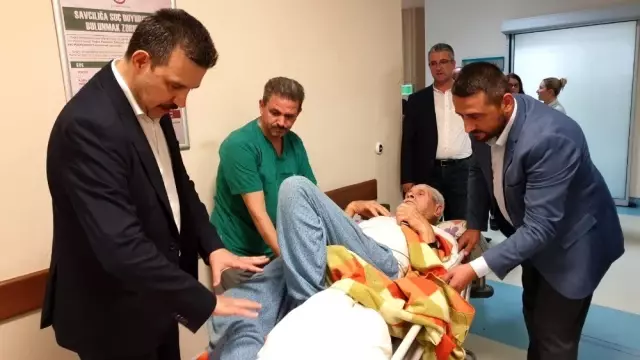Milletvekili Mustafa Esgin kolu kırılan çocuğu tedavi etti Milletvekili Mustafa Esgin kolu kırılan çocuğu tedavi etti