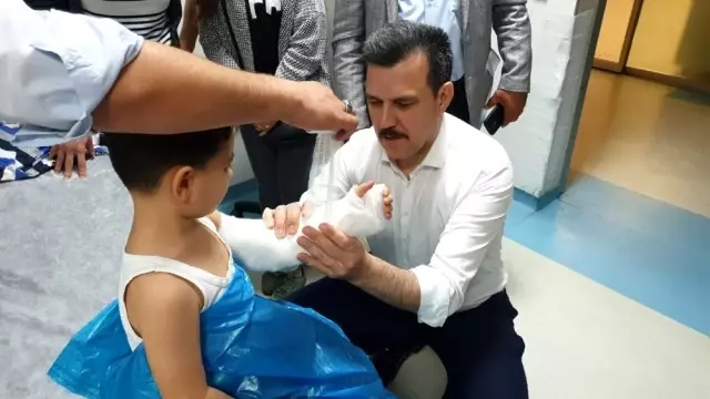 Milletvekili Mustafa Esgin kolu kırılan çocuğu tedavi etti Milletvekili Mustafa Esgin kolu kırılan çocuğu tedavi etti