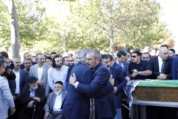 Nuri Pakdil, son yolculuğuna uğurlandı Nuri Pakdil, son yolculuğuna uğurlandı