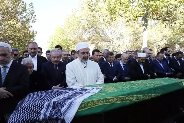 Nuri Pakdil, son yolculuğuna uğurlandı Nuri Pakdil, son yolculuğuna uğurlandı