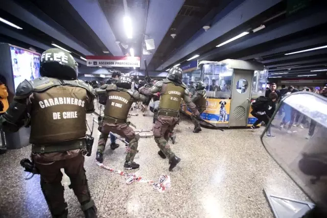 Öğrenciler 24 kuruş için Şili'yi yaktı Öğrenciler 24 kuruş için Şili'yi yaktı