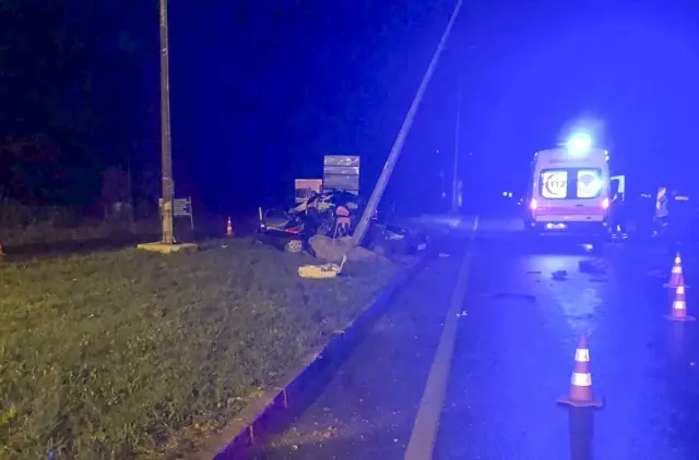 Otomobil aydınlatma direğine çarptı: 1 ölü, 3 yaralı Otomobil aydınlatma direğine çarptı: 1 ölü, 3 yaralı
