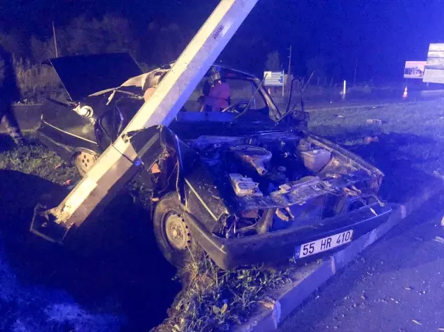 Otomobil aydınlatma direğine çarptı: 1 ölü, 3 yaralı Otomobil aydınlatma direğine çarptı: 1 ölü, 3 yaralı