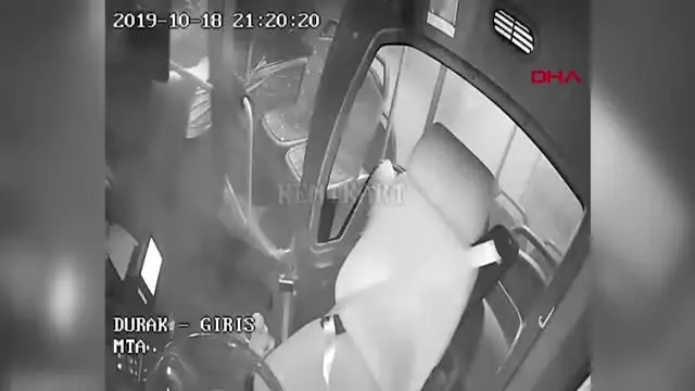 Otomobil ile çarpışan halk otobüsü devrildi 1 ölü, 1 yaralı Otomobil ile çarpışan halk otobüsü devrildi 1 ölü, 1 yaralı