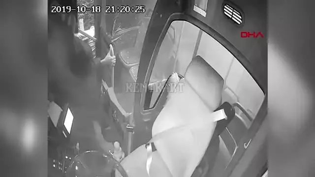 Otomobil ile çarpışan halk otobüsü devrildi 1 ölü, 1 yaralı Otomobil ile çarpışan halk otobüsü devrildi 1 ölü, 1 yaralı
