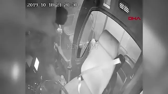 Otomobil ile çarpışan halk otobüsü devrildi 1 ölü, 1 yaralı Otomobil ile çarpışan halk otobüsü devrildi 1 ölü, 1 yaralı