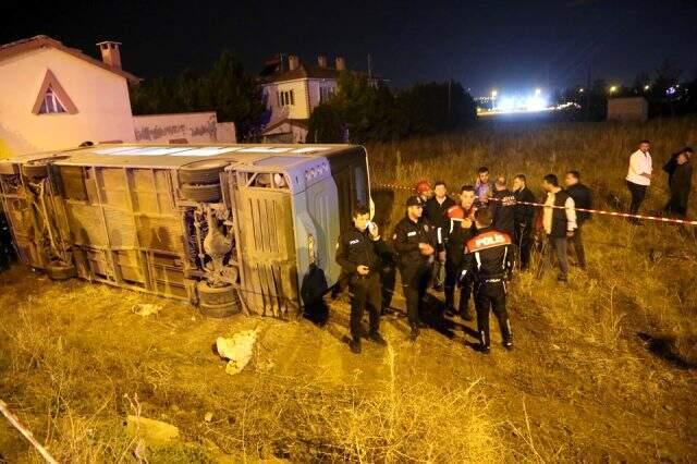 Otomobil ile çarpışan halk otobüsü devrildi: Otobüste bulunan genç kız öldü, 1 kişi de yaralandı