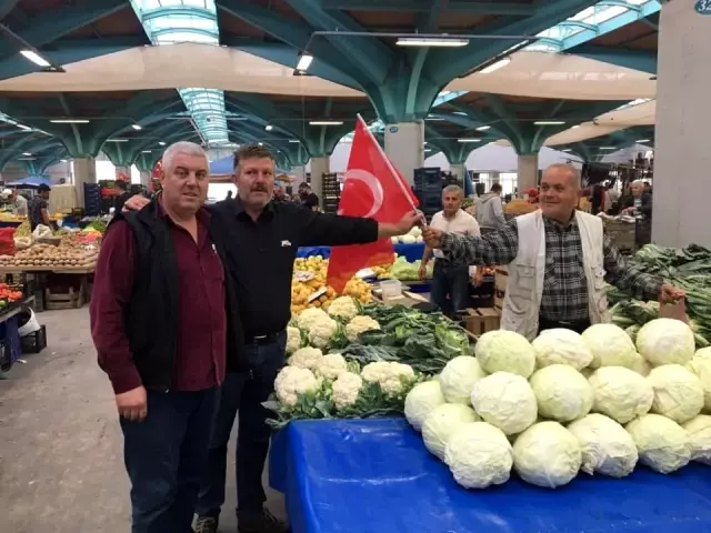 Pazarcılara Türk bayrağı dağıtıldı Pazarcılara Türk bayrağı dağıtıldı