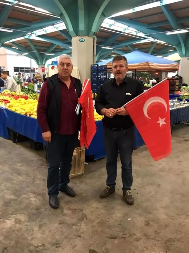 Pazarcılara Türk bayrağı dağıtıldı Pazarcılara Türk bayrağı dağıtıldı