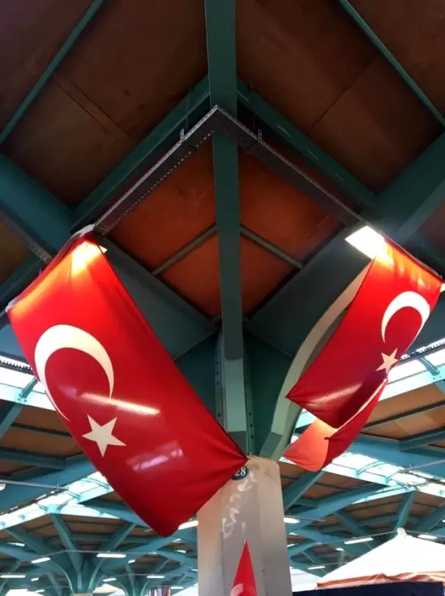 Pazarcılara Türk bayrağı dağıtıldı Pazarcılara Türk bayrağı dağıtıldı