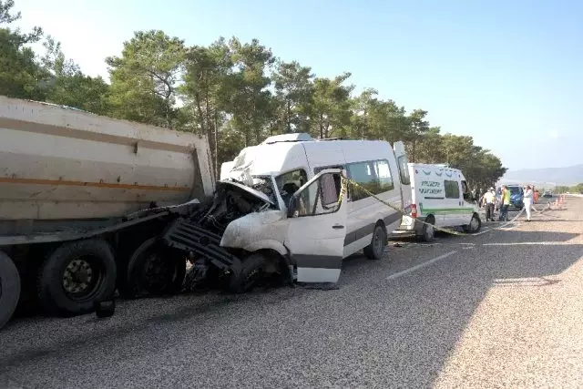 Akkuyu Nükleer Santrali'nde çalışmak için Rusya'dan gelen mühendisleri taşıyan minibüs kaza yaptı: 2 ölü, 11 yaralı
