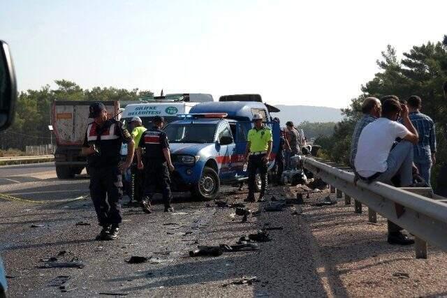 Rus mühendisleri taşıyan minibüs kaza yaptı: 2 ölü, 11 yaralı