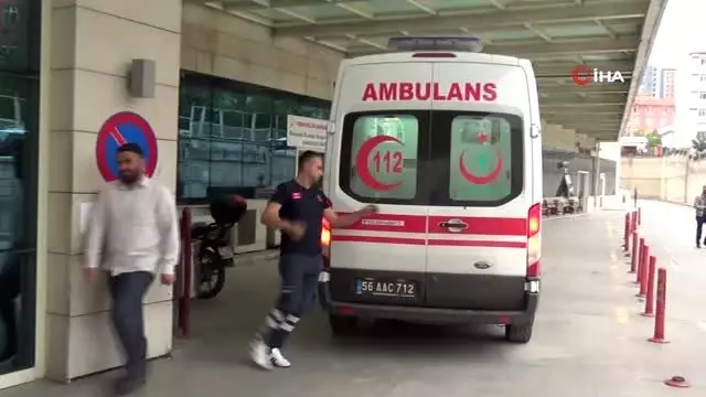 Sedyenin üzerinde yapılan kalp masajı da Abdullah'ı hayata döndüremedi. Sedyenin üzerinde yapılan kalp masajı da Abdullah'ı hayata döndüremedi.