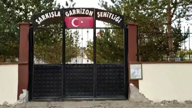 Şehit Bedirhan bebeğin mezarı balonlarla süslendi Şehit Bedirhan bebeğin mezarı balonlarla süslendi