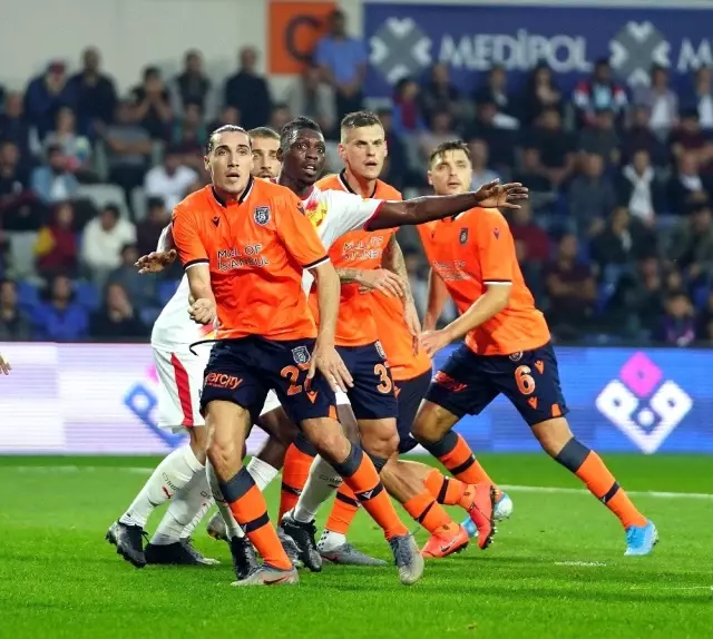 Süper Lig: M. Başakşehir: 1 - Göztepe: 0 (İlk yarı) Süper Lig: M. Başakşehir: 1 - Göztepe: 0 (İlk yarı)