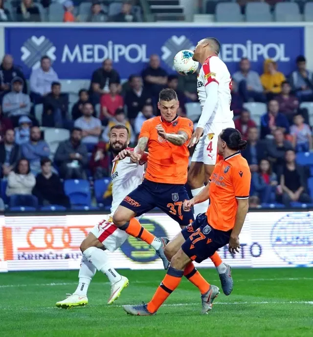 Süper Lig: M. Başakşehir: 1 - Göztepe: 0 (İlk yarı) Süper Lig: M. Başakşehir: 1 - Göztepe: 0 (İlk yarı)