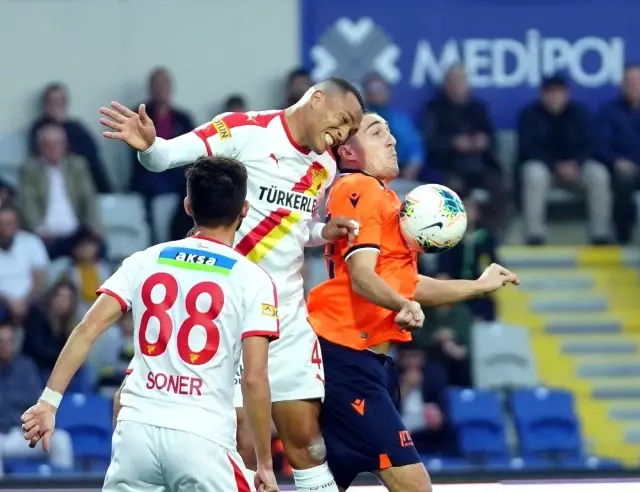 Süper Lig: M. Başakşehir: 1 - Göztepe: 0 (İlk yarı) Süper Lig: M. Başakşehir: 1 - Göztepe: 0 (İlk yarı)