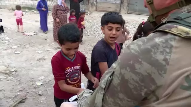 Mehmetçik geldi, terör örgütünün zulmü bitti! Savaş mağduru çocukların yüzü gülüyor Mehmetçik geldi, terör örgütünün zulmü bitti! Savaş mağduru çocukların yüzü gülüyor