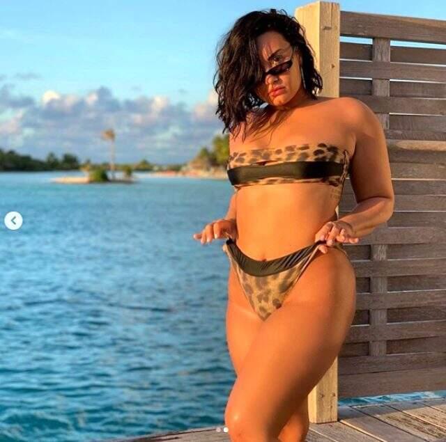 Yıldız şarkıcı Demi Lovato'nun internete çıplak fotoğrafları sızdırıldı