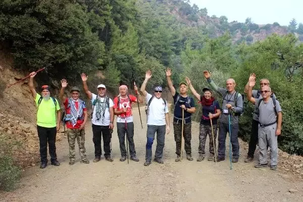 84 yaşında yürüyerek dağları aşıyor 84 yaşında yürüyerek dağları aşıyor
