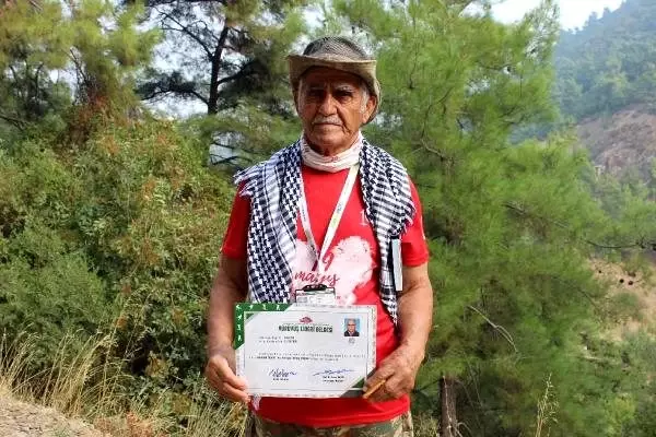 84 yaşında yürüyerek dağları aşıyor 84 yaşında yürüyerek dağları aşıyor