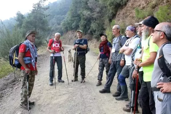 84 yaşında yürüyerek dağları aşıyor 84 yaşında yürüyerek dağları aşıyor