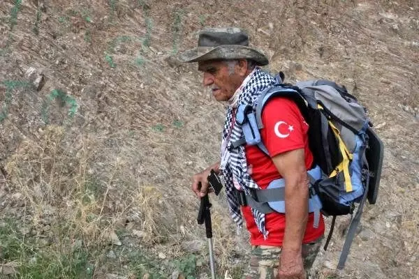 84 yaşında yürüyerek dağları aşıyor 84 yaşında yürüyerek dağları aşıyor