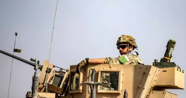 ABD-YPG ilişkisi bir kez daha gün yüzüne çıktı: ABD askerleri YPG armasıyla poz verdi ABD-YPG ilişkisi bir kez daha gün yüzüne çıktı: ABD askerleri YPG armasıyla poz verdi