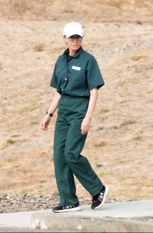 Amerikalı oyuncu Felicity Huffman'ın cezaevinde mahkum elbisesiyle çekilmiş fotoğrafı yayınlandı