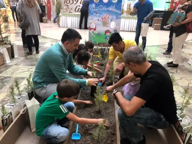 Bakan Pakdemirli, çocuklarla fidan dikti Bakan Pakdemirli, çocuklarla fidan dikti