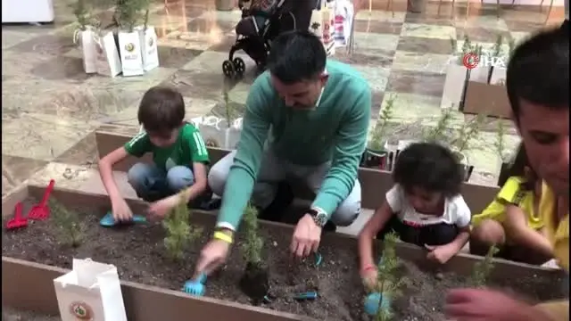 Bakan Pakdemirli çocuklarla fidan dikti Bakan Pakdemirli çocuklarla fidan dikti